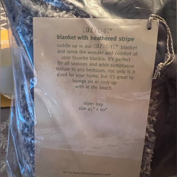 Barefoot Dreams CozyChic Heathered Stripe Throw - Graphite/Stone - 45” x 60” - Picture 4 of 8